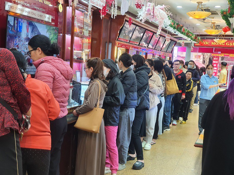 Khu vực dành cho khách mua vàng đông như "trẩy hội".