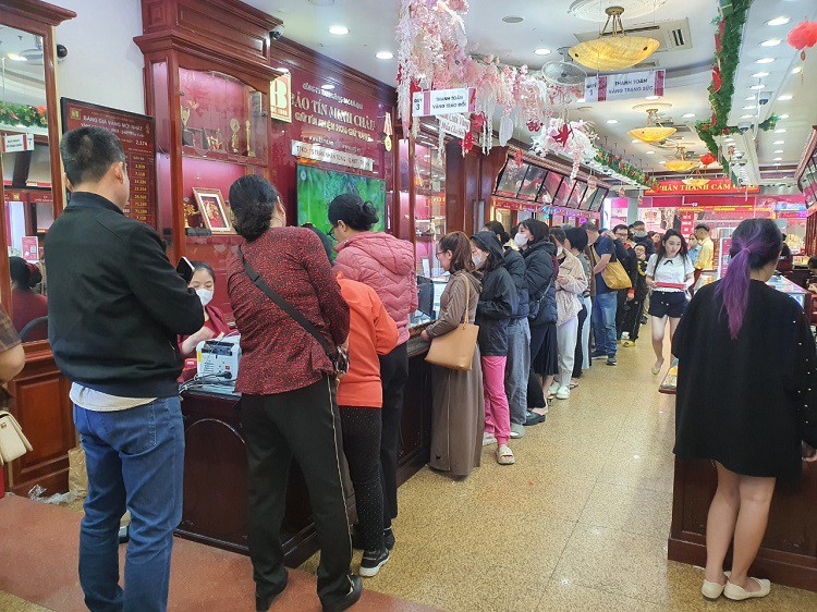 Cầm trên tay giấy đăng kí mua 4 lượng vàng miếng SJC, chị Minh, trú tại Hai Bà Trưng (Hà Nội) cho biết, cửa hàng báo chị ngồi ghế chờ, khi nào có vàng, nhân viên sẽ gọi vì tạm thời cửa hàng hết vàng miếng.