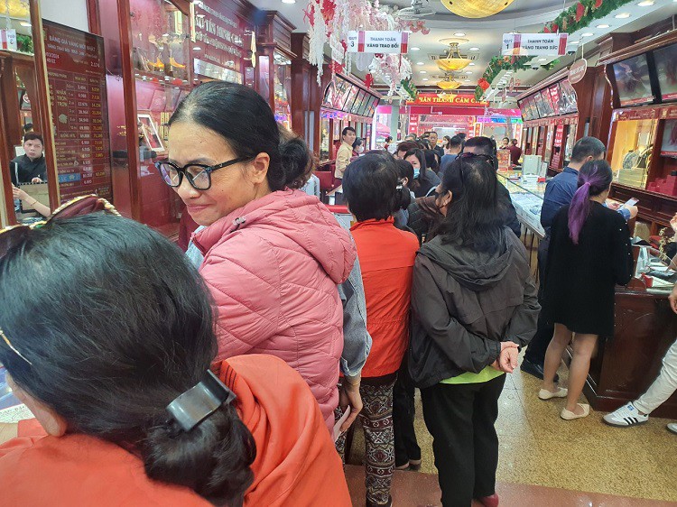 Cũng mua 10 lượng vàng miếng với giá 82,25 triệu đồng/lượng, anh Huy, trú tại Hoàn Kiếm (Hà Nội) cho biết, theo tính toán của anh, giá vàng sẽ còn tăng tiếp lên 90 triệu đồng/lượng.