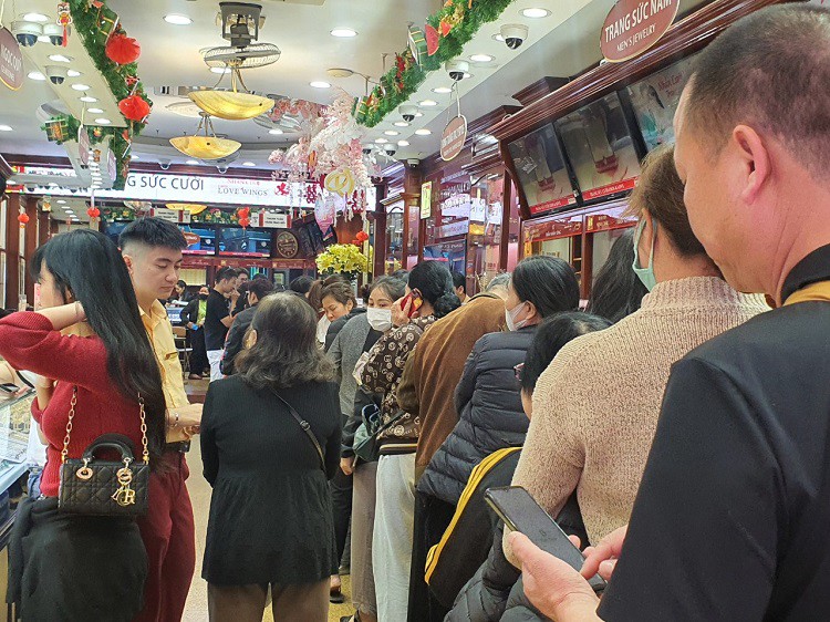 "Giờ đồng tiền mất giá, lãi suất ngân hàng quá thấp, giá vàng thế giới chưa có dấu hiệu đi xuống nên tôi cứ mua cho chắc. Mình mua cất đi chứ bán luôn đâu mà sợ cao hay thấp", anh Huy nói.