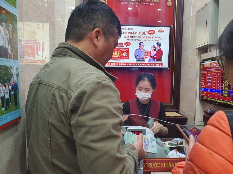 Nhân viên quầy thu ngân làm việc hết công suất.