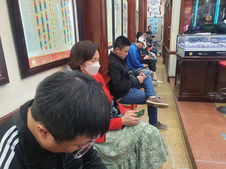 Khu vực bán vàng cũng rất đông. Khách ngồi thành hàng dài chờ giao dịch.
