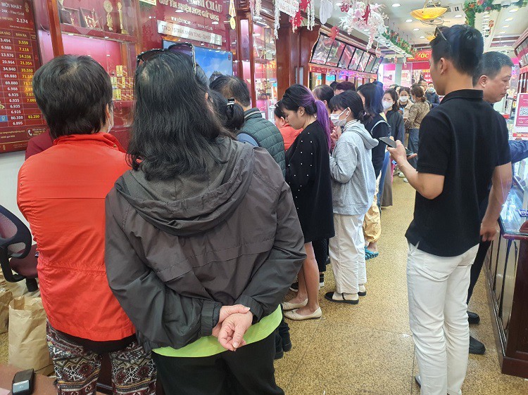 Theo quan sát của PV, mặc dù giá vàng leo lên đỉnh mới, lúc 15h ngày 12/03/2024, giá vàng miếng SJC đang ở mốc 80,35-82,25 triệu đồng/lượng (mua vào - bán ra), vàng rồng Thăng Long của Bảo Tín Minh Châu niêm yết ở mức 69,83-71,13 triệu đồng/lượng (mua vào - bán ra) nhưng lượng người đến mua vào nhiều hơn bán ra.