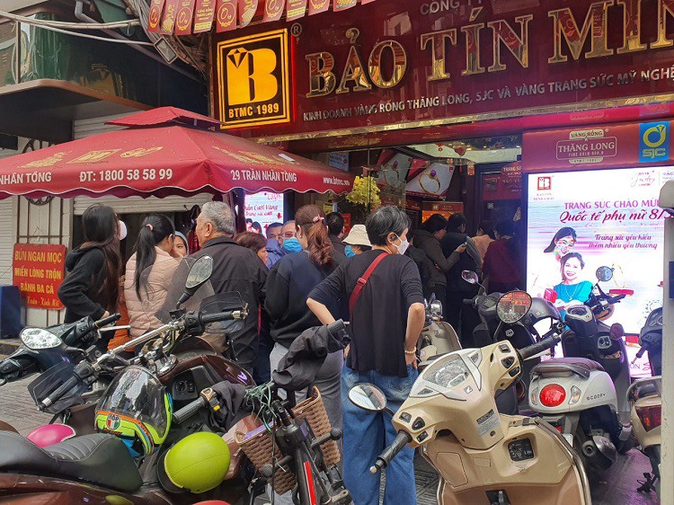 Người bán chỉ bán số lượng ít, từ vài chỉ, còn người mua vào số lượng nhiều, từ vài lượng đến cả chục lượng vàng.