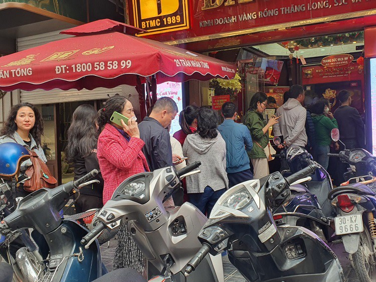 Cảnh mua bán trở nên "nóng rực" khi giá vàng ngày càng tăng cao.
