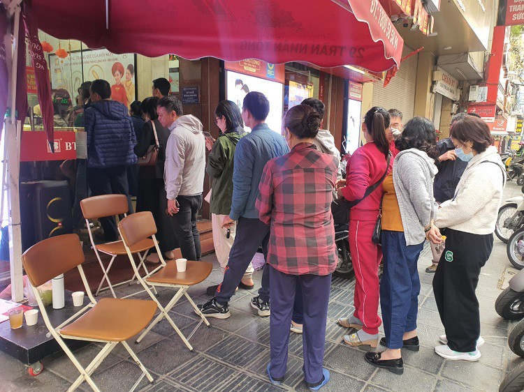 Càng về chiều, khách đến xếp hàng càng đông.