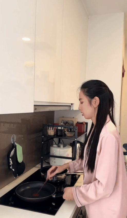 Khu vực bếp gọn gàng, cũng lấy màu trắng làm chủ đạo.