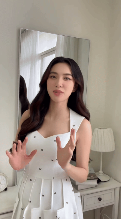Không gian phòng ngủ với bàn trang điểm, tủ&nbsp;đầu giường, đèn ngủ đều cùng màu trắng hài hòa