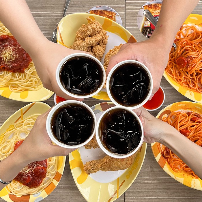 Nhắc đến Jollibee, hội sành ăn sẽ nhớ ngay đến các món gà rán, mì Ý, khoai tây chiên và danh sách các món giải khát đa dạng.