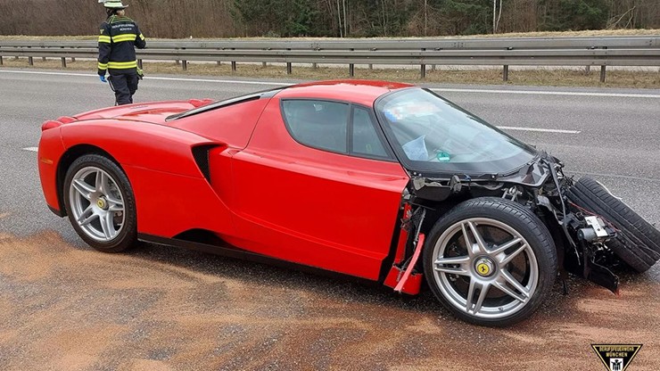 Siêu phẩm triệu đô Ferrari Enzo bị tai nạn vì nguyên nhân khó đỡ - 1