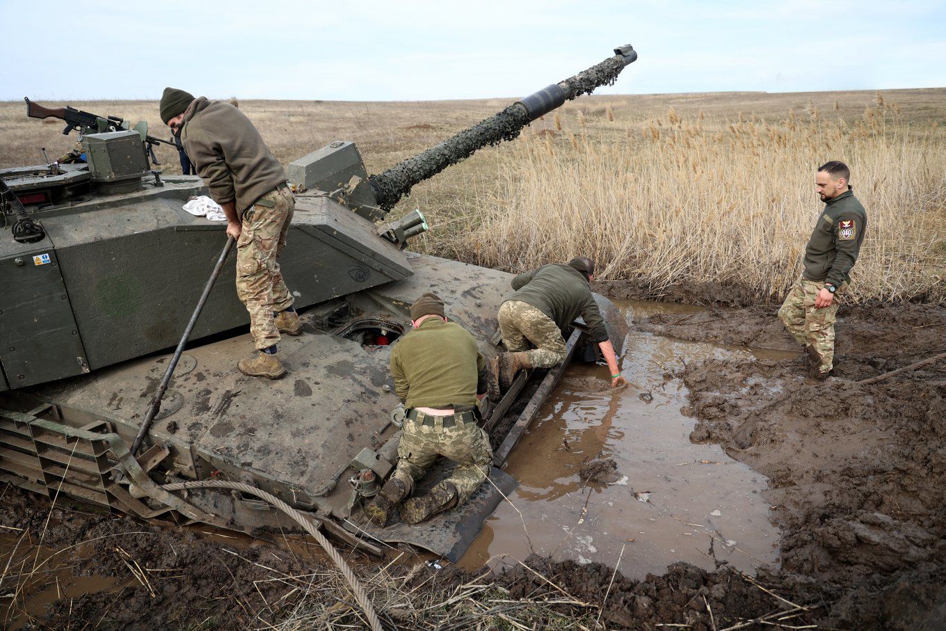 Một xe tăng Challenger 2 mắc kẹt trong bùn khi di chuyển qua địa hình lầy lội ở Ukraine.
