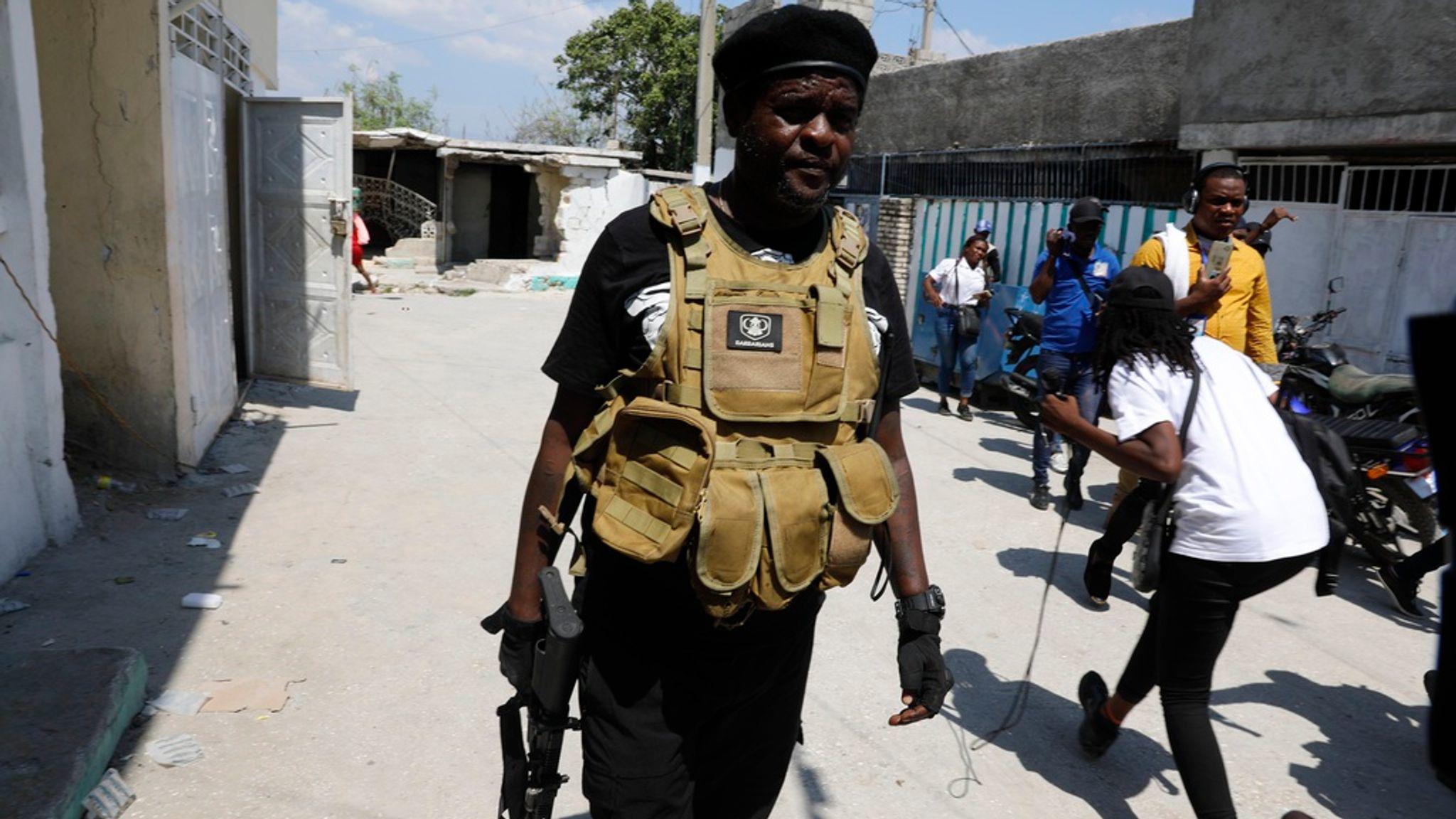 Jimmy Cherizier tổ chức họp báo ở thủ đô Haiti (ảnh: Al Jazeera)