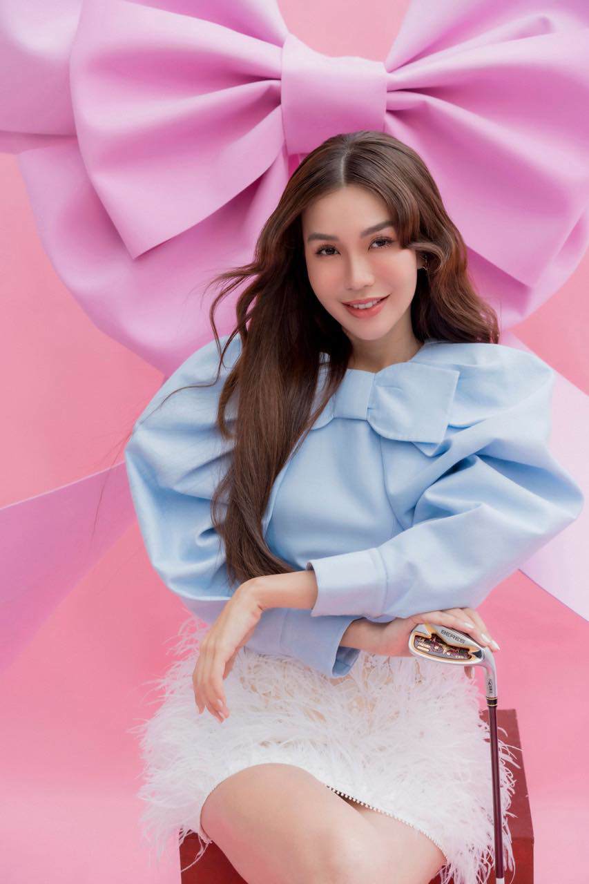 Màn biến tấu xinh xắn tựa “món qùa của Thượng đế” bên những trái bóng golf và gậy golf của MC Nguyễn Hải Anh