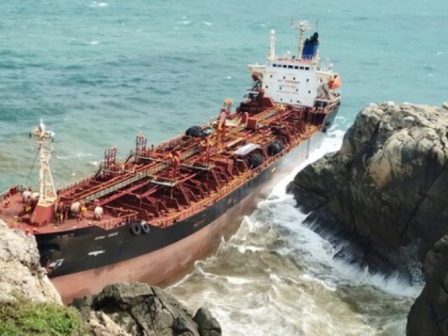 Tin tức trong ngày - Trục vớt tàu "ma" dài 132 m trôi dạt vào biển Quảng Nam