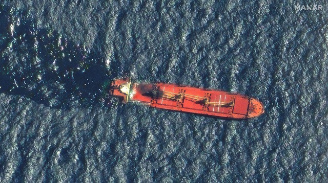 Tàu chở hàng Rubymar thuộc sở hữu của Anh bị lực lượng Houthi tấn công trước khi chìm trên biển Đỏ hôm 1-3 Ảnh: REUTERS