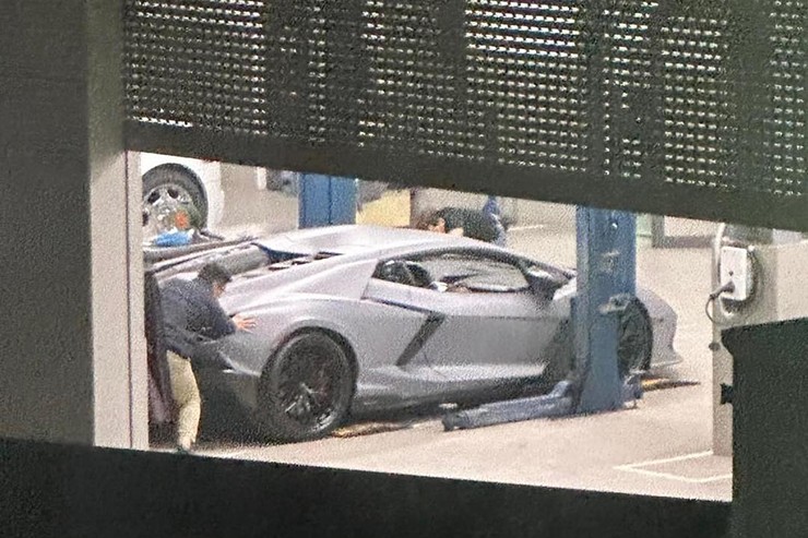 Chiếc Lamborghini Revuelto xuất hiện tại xưởng bảo dưỡng của S&amp;S Automotive tại quận Long Biên, Hà Nội, đang được các nhân viên kỹ thuật kiểm tra. Ảnh: Johnny &amp; Supercar Vlog