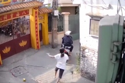 An ninh - Xã hội - Clip: Nữ chủ quán chân trần đuổi theo 4 thanh thiếu niên giật bánh