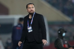 Bóng đá - HLV Popov chê sân Thanh Hoá “đi bộ cũng có thể dính chấn thương”