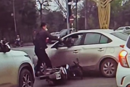 Tin tức 24h qua: Dùng mũ bảo hiểm đập vỡ kính ô tô sau va chạm giao thông