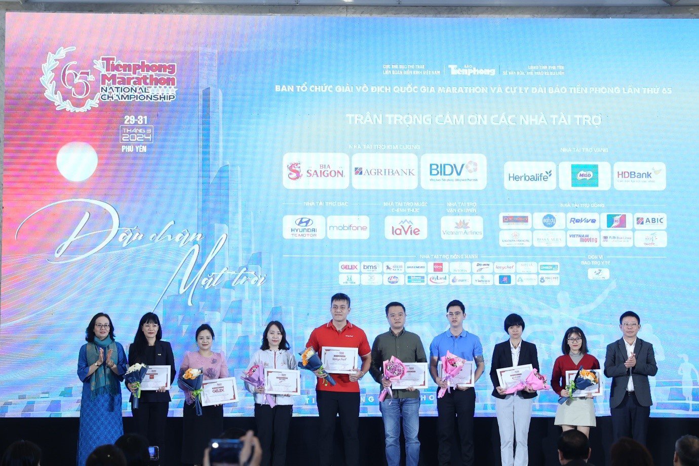 Giám đốc điều hành BMS, bà Đào Thu Hiền (thứ hai từ trái sang) nhận công bố Nhà tài trợ đồng hành Tiền Phong Marathon) ngày 12.03.2024