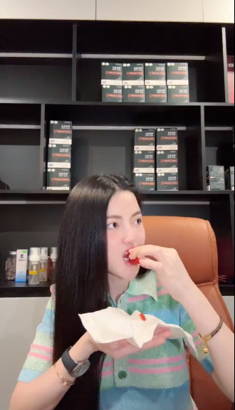 Vừa livestream bán hàng, Chu Thanh Huyền vừa ăn nhót chua