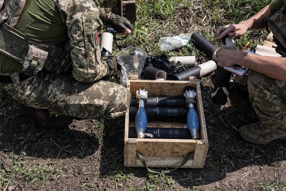 Binh sĩ Ukraine vận chuyển đạn pháo được phương Tây viện trợ (ảnh: CNN)