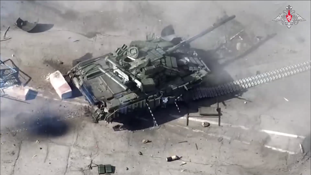 Một xe tăng T-72 bị các "lực lượng Ukraine" bỏ lại sau cuộc đột kích bất thành.