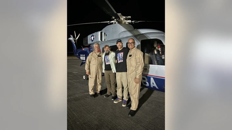 Hạ nghị sĩ Cory Mills thứ hai bên trái) cùng một người bạn và hai phi công tham gia giải cứu công dân Mỹ ở Haiti.