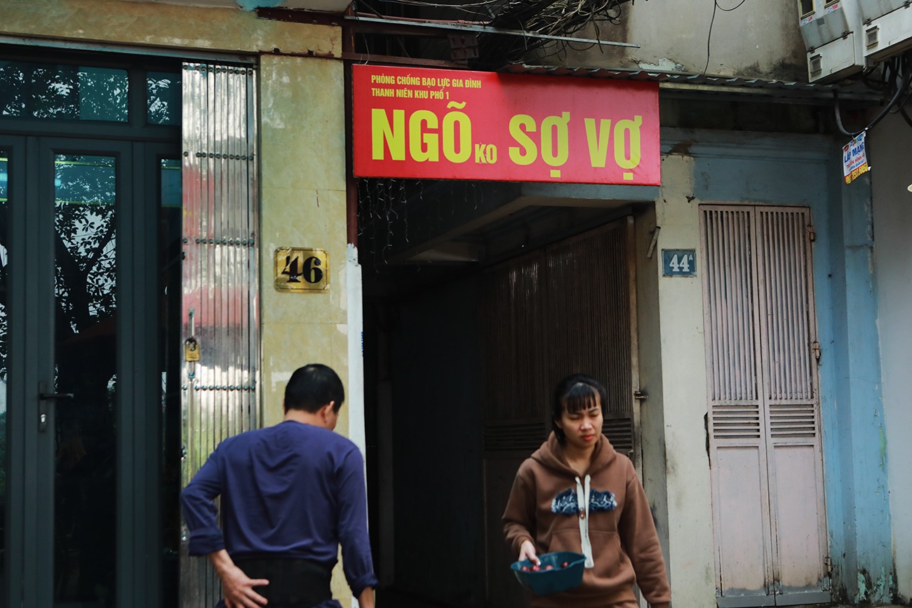 Bà Hoàng Thị Nga, thành viên trong ngõ vui vẻ nói: “Ngày các thanh niên trong ngõ treo tấm biển lên, ai cũng bật cười và cảm thấy rất thú vị. Không có chuyện sợ hay không sợ vợ mà những người đàn ông trong ngõ tự cảm thấy phải thay đổi để gia đình hạnh phúc".
