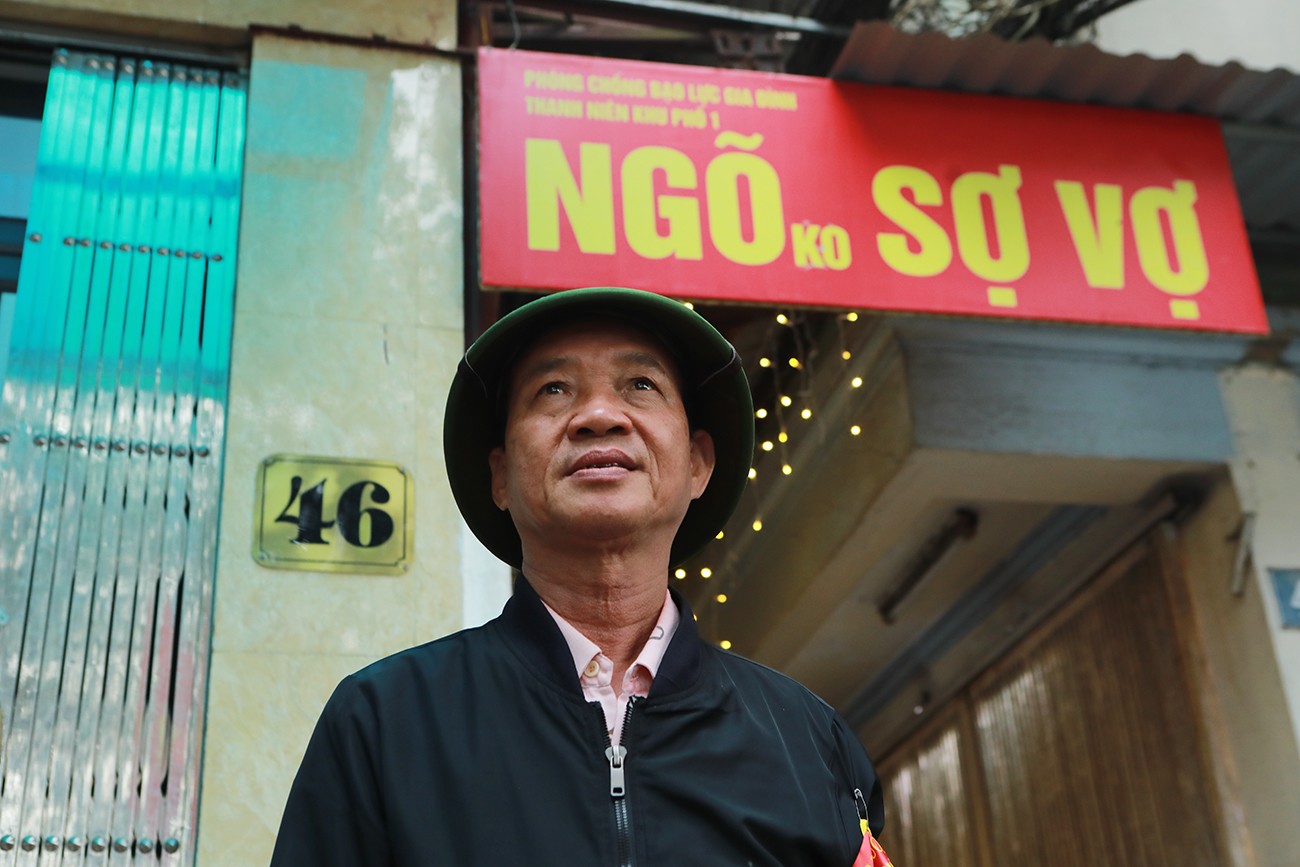 Ông Đào Xuân Thưởng (Tổ trưởng tổ bảo vệ dân phố số 1, phường Phúc Tân) cho hay: Tấm biển trên do những thanh niên trong ngõ treo lên cách đây gần 2 năm. Anh em trong ngõ thấy một số nơi có nên học tập theo.