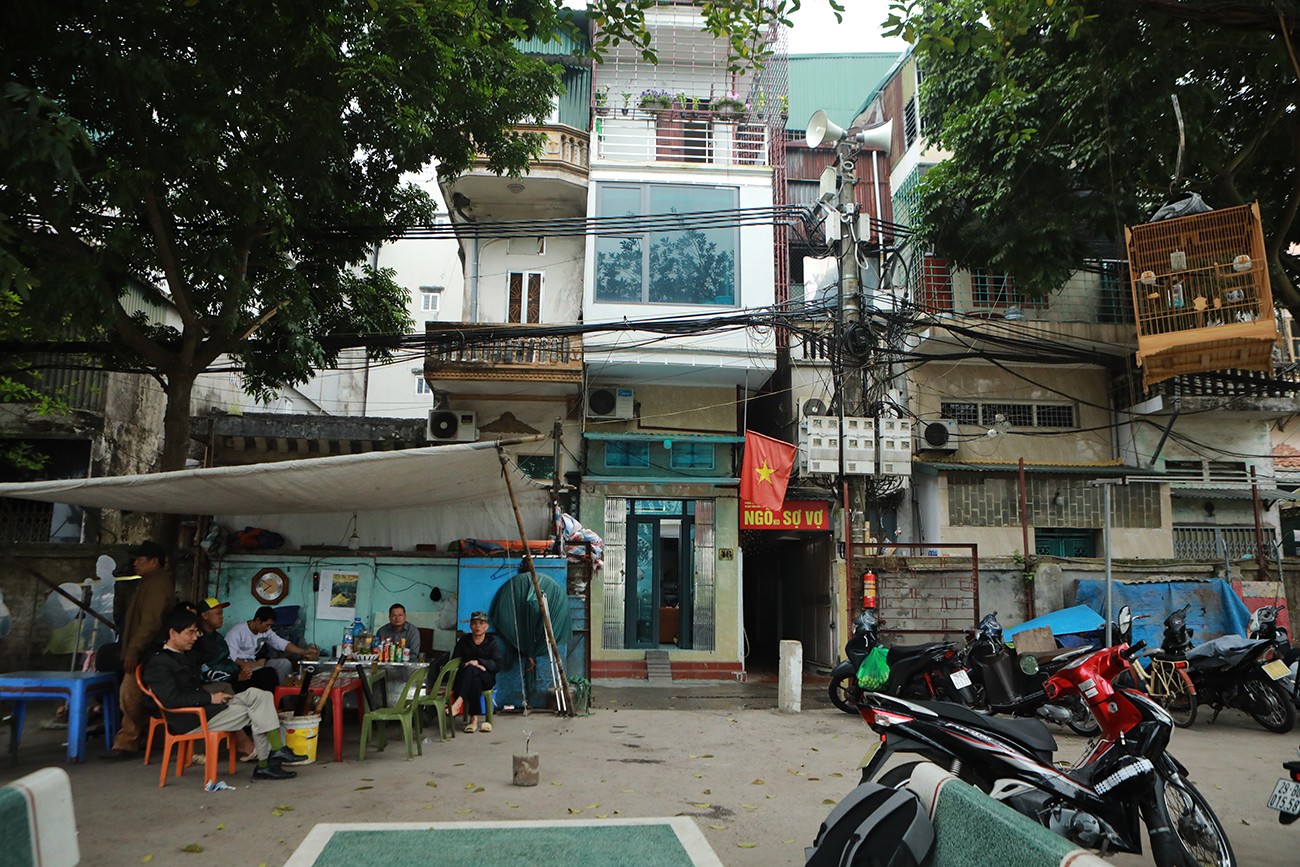 Theo ông Thưởng, trong ngõ có khoảng gần 100 gia đình. Công việc chủ yếu của người dân ở đây là đi chợ đêm bán hoa quả, người thì đi làm thuê, người làm xe ôm…&nbsp;“Mới đầu thấy buồn cười nhưng về sau&nbsp;quen rồi, mọi người lại thấy vui. Những người&nbsp;có tuổi trong ngõ cũng đồng lòng với việc các thanh niên&nbsp;làm.”, ông Thưởng nói về tấm biển treo ở đầu ngõ.