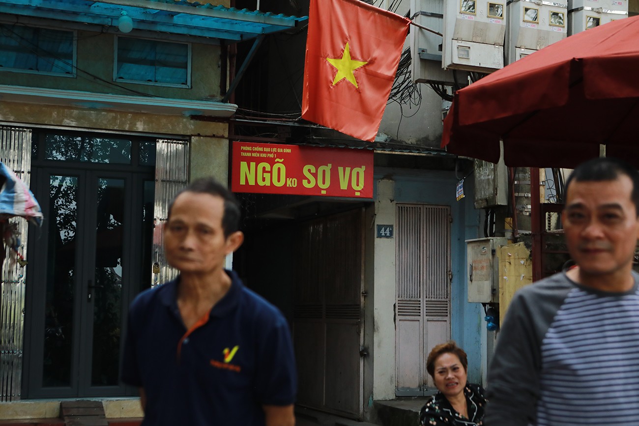 Theo quan sát của PV, nếu nhìn lướt qua, nhiều người sẽ không nhìn thấy chữ "ko" mà đọc thành “Ngõ sợ vợ”.
