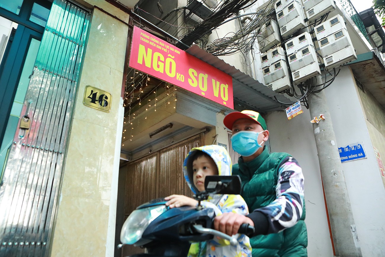 Anh Nguyễn Tiến Dũng là người&nbsp;nghĩ ra tấm&nbsp;biển này và được các thanh niên trong ngõ&nbsp;treo lên. Anh Dũng&nbsp;cho biết: "Tấm biển này đã treo ở đây&nbsp;được gần 2 năm,&nbsp;với mục đích cho vui. Đợt mới treo có chữ 'UBND Phòng chống bạo lực gia đình' nhưng sợ ảnh hưởng nên đã bỏ dòng chữ đó đi”.