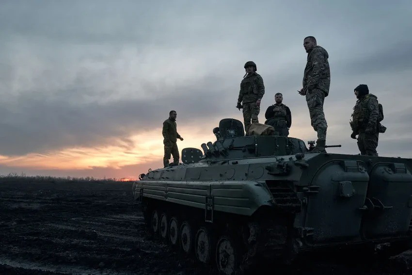 Binh sĩ Ukraine trên xe chiến đấu bộ binh trên đường tới TP Avdiivka hôm 14-2. Ảnh: Vlada Liberova/Libkos/Getty Images
