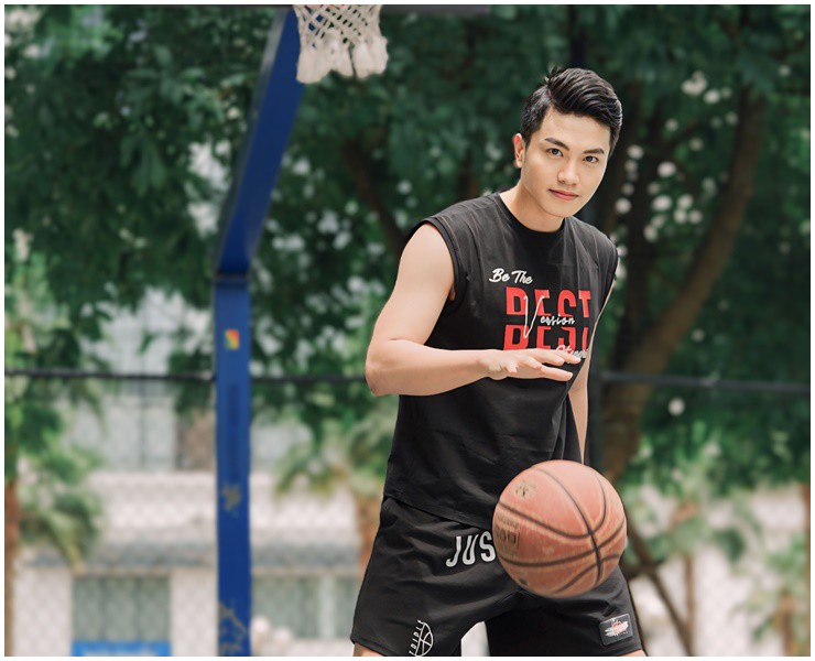 Ngoài ra, anh còn tham gia chơi một số môn thể thao.