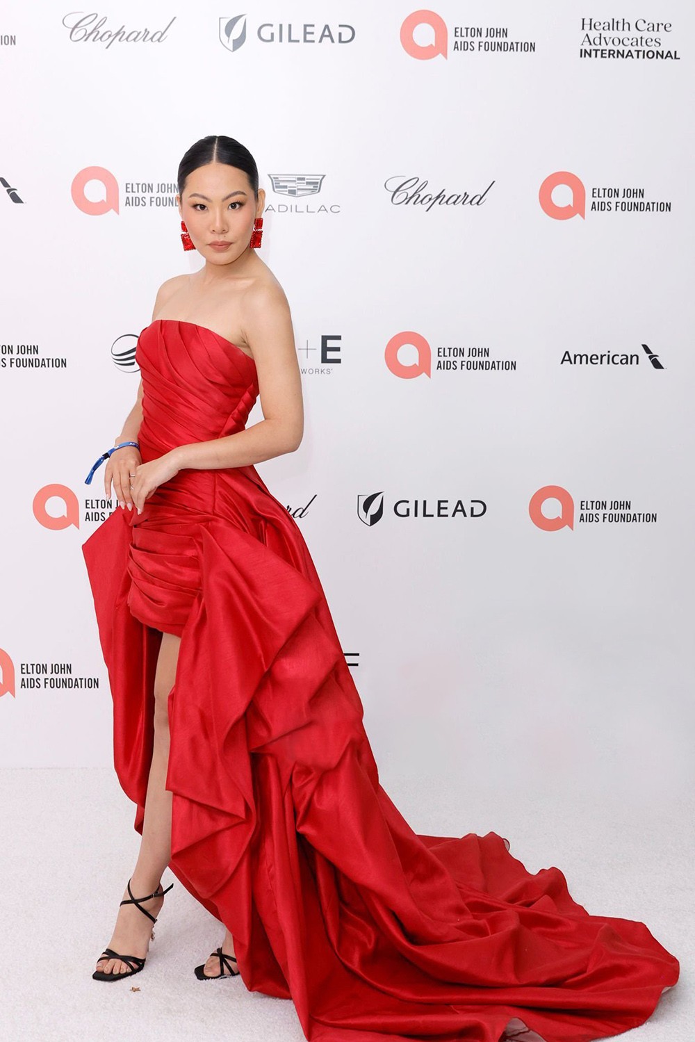 Các sao quốc tế diện trang phục của các thương hiệu Việt Nam sải bước ở lễ trao giải Oscar.