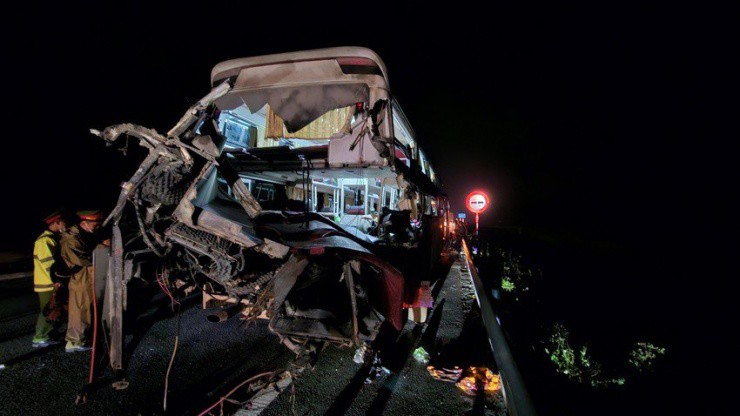 Vụ tai nạn xảy ra trên cao tốc Cam Lộ - La Sơn khiến 2 vợ chồng trẻ tử vong và nhiều người bị thương. Ảnh: ND