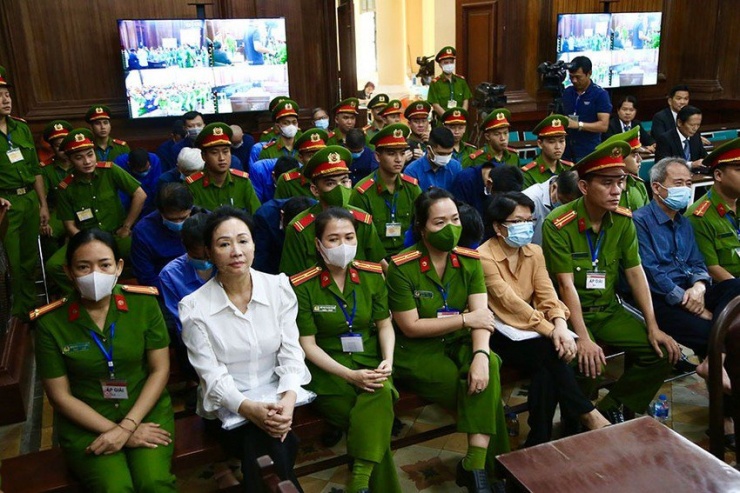 Bị cáo Trương Mỹ Lan và các bị cáo khác tại phiên tòa. Ảnh: HOÀNG GIANG