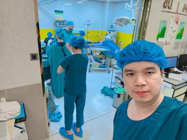 Bác sĩ Nguyễn Trung Đạo trước ca mổ đẻ cho một sản phụ. 