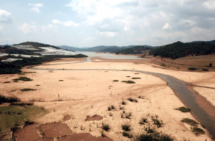 Từ nhiều tháng nay, người dân làm nông nghiệp quanh thượng nguồn hồ nước ngọt Đankia - Suối Vàng (huyện Lạc Dương, tỉnh Lâm Đồng) khá vất vả bơm nước tưới vì khu vực này đang cạn kiệt nước.