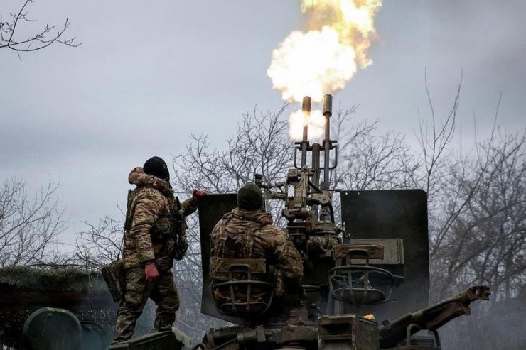 Lính Ukraine bắn pháo phòng không gần thị trấn Bakhmut (tỉnh Donetsk). Ảnh: REUTERS
