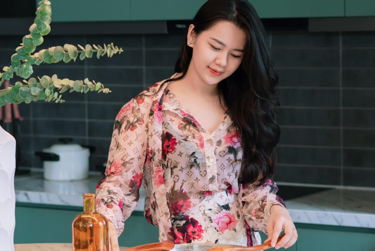 Cô dùng xịt bưởi để kích thích tóc nhanh mọc và đen.&nbsp;
