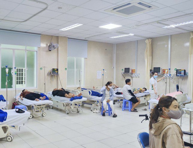 Bệnh nhân bị ngộ độc đang điều trị tại Bệnh viện Đa khoa Sài Gòn - Nha Trang. Ảnh: C.Đan/Báo Khánh Hòa.