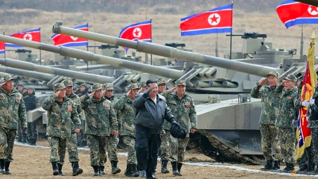 Ông Kim cùng các sĩ quan và binh lính trong cuộc trình diễn sức mạnh của các đơn vị xe tăng. (Ảnh: KCNA)