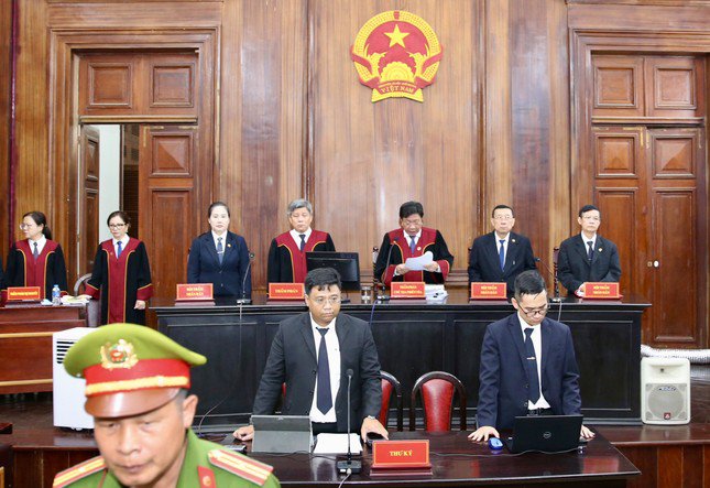 Hội đồng xét xử phiên tòa vụ Vạn Thịnh Phát. Ảnh: Phạm Nguyễn.