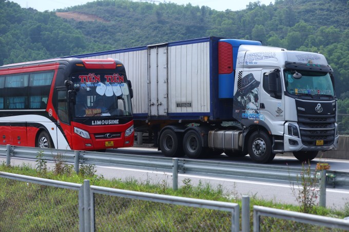Nhiều xe tải nặng, xe khách lưu thông trên cao tốc Cam Lộ - La Sơn. Ảnh: Võ Thạnh