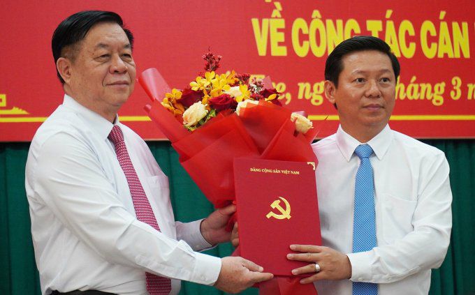 Trưởng ban Tuyên giáo Trung ương Nguyễn Trọng Nghĩa trao quyết định điều động cho ông Trần Thanh Lâm (phải). Ảnh: Hoàng Nam