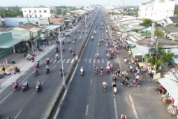 Tin tức trong ngày - Bất chấp nguy hiểm, hàng trăm công nhân đi ngược chiều trên quốc lộ 1