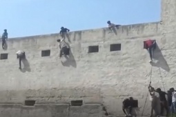 Phi thường - kỳ quặc - Ngỡ ngàng hình ảnh loạt "người nhện" thi nhau trèo tường, ném tài liệu vào trong phòng thi