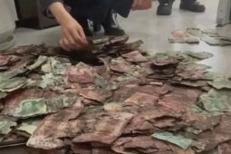 Kinh doanh - Tìm thấy hơn nửa tỷ đồng bị chôn dưới đất, vội vã đưa đến ngân hàng cầu cứu